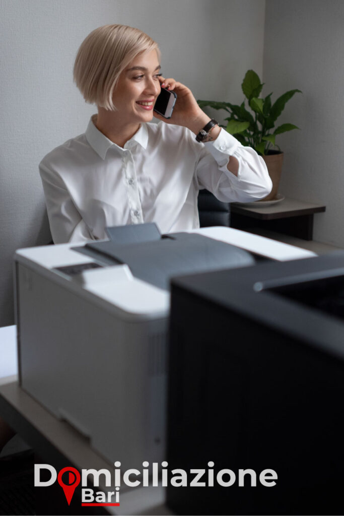 Foto di personale di un Business Center che gestisce un recapito postale.